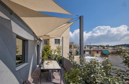 Petralona Apartamento | Stylish sunny apt 1 stop from city center