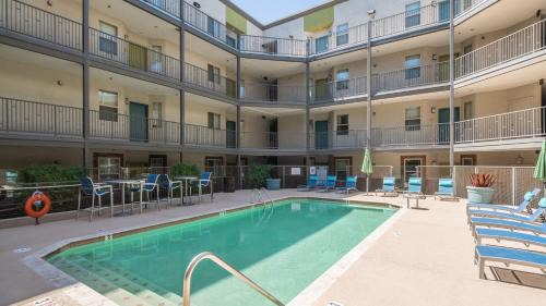 Tempe Apartamento | Stylish Tempe ASU Stay Pool Gym Parking WD