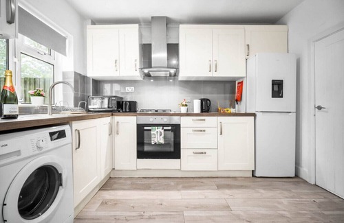 Birmingham Casa | Stylish Three Bed House - Parking - Garden