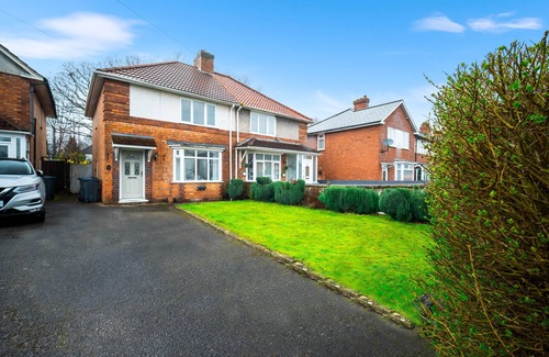 Hall Green Casa | Stylish Three Bedroom Retreat with Garden