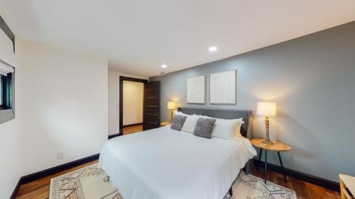 Old Louisville Apartamento | Stylish Top Floor 2 kings full bathroom with tub