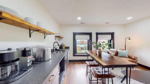 Old Louisville Apartamento | Stylish Top Floor 2 kings full bathroom with tub