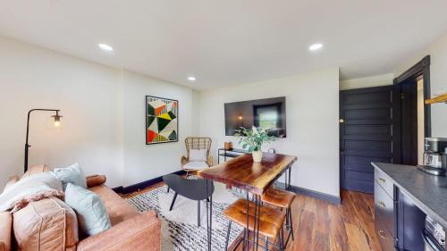 Old Louisville Apartamento | Stylish Top Floor 2 kings full bathroom with tub