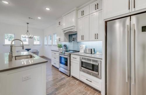 Central Arlington Casa | Stylish townhome near AT&T Stadium, Globe Life, Six Flags & More