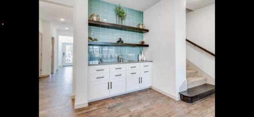 Central Arlington Casa | Stylish townhome near AT&T Stadium, Globe Life, Six Flags & More