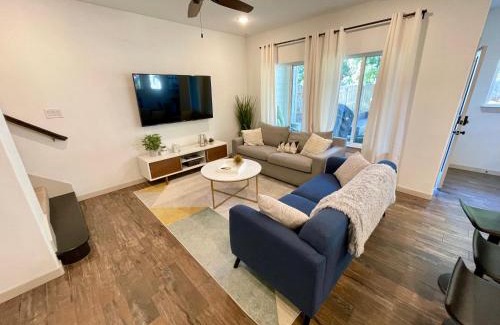 Central Arlington Casa | Stylish townhome near AT&T Stadium, Globe Life, Six Flags & More
