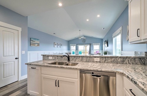 Surf City Apartamento | Stylish Townhome w/ Balconies & Tesla Charger!