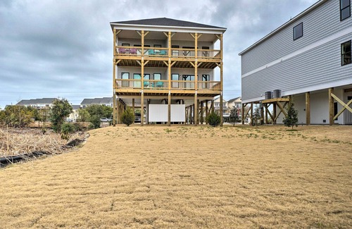 Surf City Apartamento | Stylish Townhome w/ Balconies & Tesla Charger!