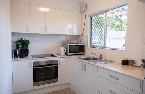 Parramatta Park Apartamento | Stylish Tropical Retreat with Private Courtyard & Prime Location