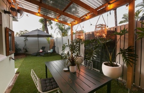 Parramatta Park Apartamento | Stylish Tropical Retreat with Private Courtyard & Prime Location