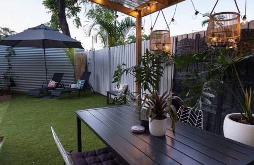 Parramatta Park Apartamento | Stylish Tropical Retreat with Private Courtyard & Prime Location