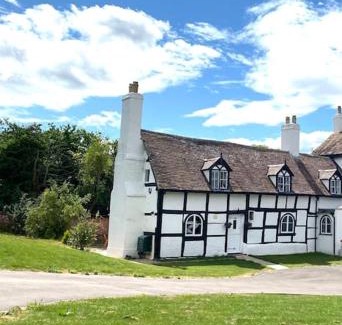 Northway Casa | Stylish Tudor Cottage & Hot Tub
