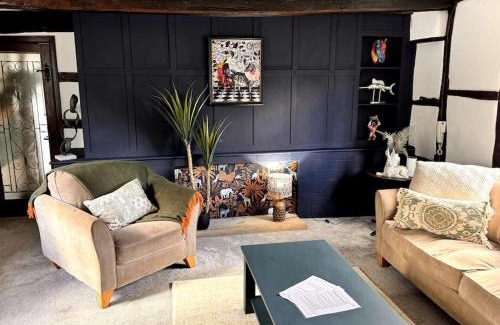 Northway Casa | Stylish Tudor Cottage & Hot Tub