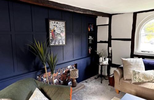 Northway Casa | Stylish Tudor Cottage & Hot Tub