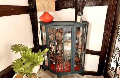 Northway Casa | Stylish Tudor Cottage & Hot Tub