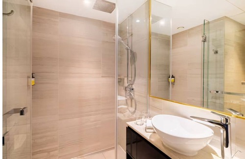 Portsoken Hotel | Stylish Twin Room w/City Views & Walk-In Shower – Central London Stay