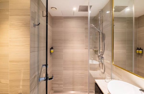 Portsoken Hotel | Stylish Twin Room w/City Views & Walk-In Shower – Central London Stay