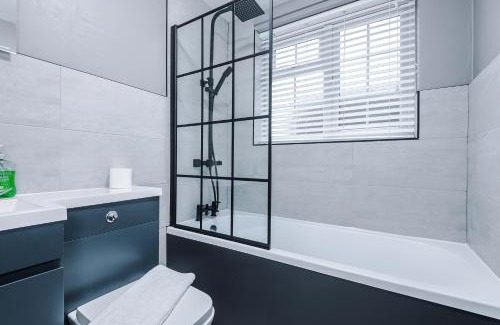 Offerton Apartamento | Stylish Two Bedroom Apartment in Stockport by Eason Stays, Ideal For Business Stays and Getaways, with Free Parking