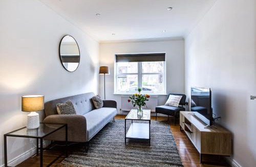 Havering Apartamento | Stylish Two Bedroom Apartment With Free Parking!