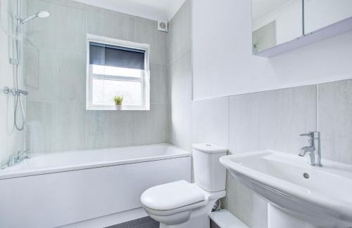 Havering Apartamento | Stylish Two Bedroom Apartment With Free Parking!