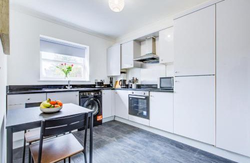 Havering Apartamento | Stylish Two Bedroom Apartment With Free Parking!
