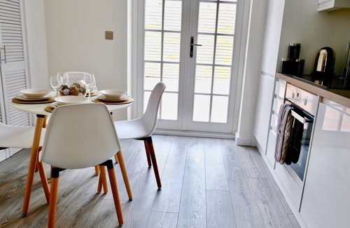 St Albans Apartamento | Elegante de dos habitaciones en el corazón del histórico St Albans - ¡Estacionamiento gratis en el lugar!