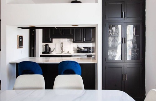 Lowry Hill East Condominio | Stylish Two-Bedroom Near Restaurants & Lakes! (Long Stays)