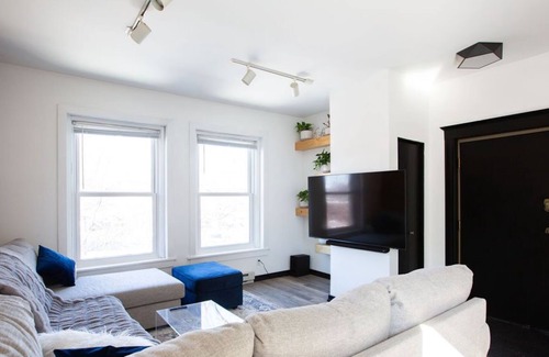 Lowry Hill East Condominio | Stylish Two-Bedroom Near Restaurants & Lakes! (Long Stays)