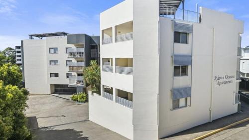 Bellara Casa | Stylish Unit With Water Views