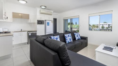 Bellara Casa | Stylish Unit With Water Views