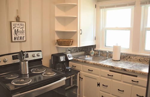 Bloomington Apartamento | Stylish Updated Downtown Apartment