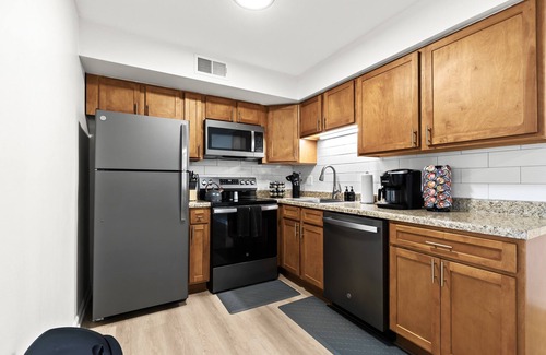 Royal Oak Casa | Stylish Upper Apartment | King Bed | Conveniently Located