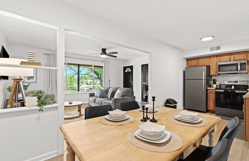 Royal Oak Casa | Stylish Upper Apartment | King Bed | Conveniently Located