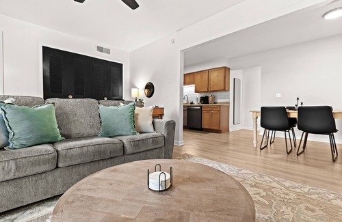 Royal Oak Casa | Stylish Upper Apartment | King Bed | Conveniently Located
