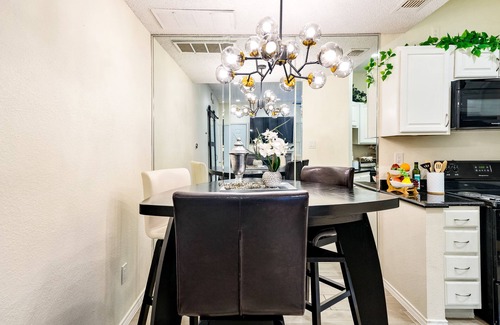 Northeast Dallas Condominio | Stylish Upper Greenville Condo near SMU, Katy Trail, Central Market, etc.