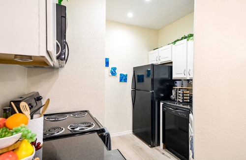 Northeast Dallas Condominio | Stylish Upper Greenville Condo near SMU, Katy Trail, Central Market, etc.