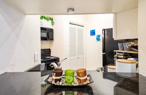Northeast Dallas Condominio | Stylish Upper Greenville Condo near SMU, Katy Trail, Central Market, etc.