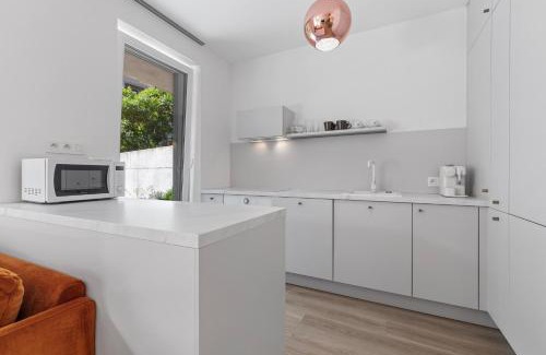 Nove Mesto Apartamento | Stylish Urban apartment-Garden&Parking&AC