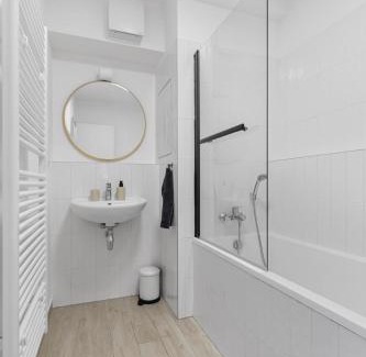 Nove Mesto Apartamento | Stylish Urban apartment-Garden&Parking&AC
