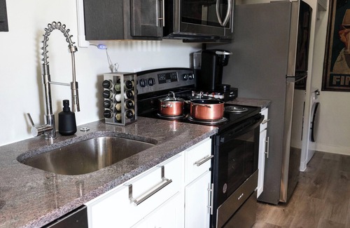 New Center Detroit Apartamento | Stylish Urban Art Loft Downtown Detroit with WiFi and Free Parking