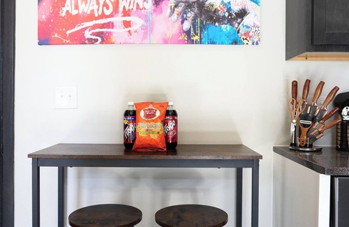 New Center Detroit Apartamento | Stylish Urban Art Loft Downtown Detroit with WiFi and Free Parking