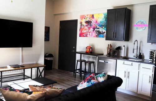 New Center Detroit Apartamento | Stylish Urban Art Loft Downtown Detroit with WiFi and Free Parking