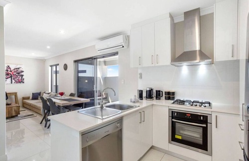Woodlands Apartamento | Stylish urban oasis with balcony & street views!