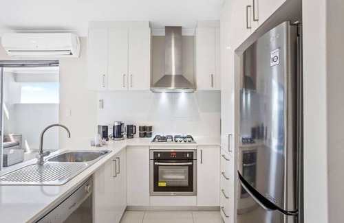Woodlands Apartamento | Stylish urban oasis with balcony & street views!