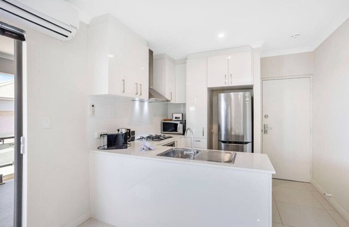 Woodlands Apartamento | Stylish urban oasis with balcony & street views!