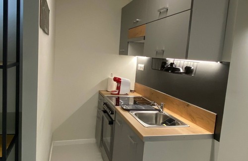 Vardaris Apartamento | Stylish Urban Rental Unit With Private Entrance #E1