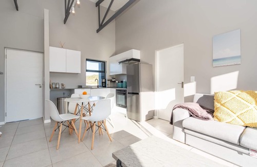 Mykonos Apartamento | Stylish Urban Stay | Balcony | Lagoon View
