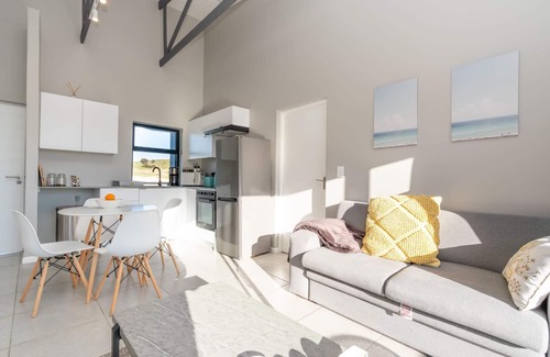 Mykonos Apartamento | Stylish Urban Stay | Balcony | Lagoon View