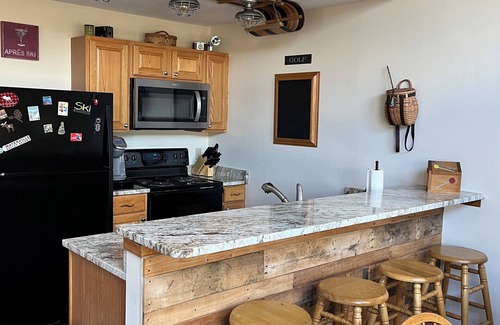 North Woodstock Casa | Stylish Vacation Getaway in the White Mountains not far from Loon Mountain.