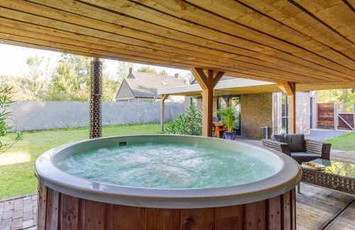 Ewijk Casa | Stylish vacation home with hot tub and sauna